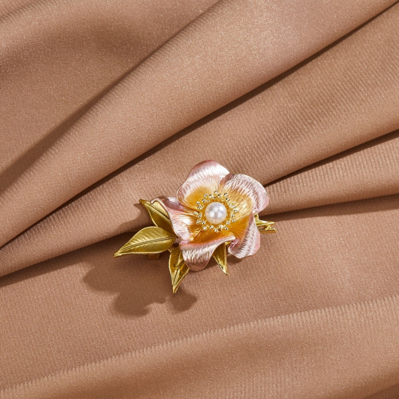 Broșă – floare de camelia, aliaj de zinc, placare electrogalvanică, formă de floare, accesoriu unisex