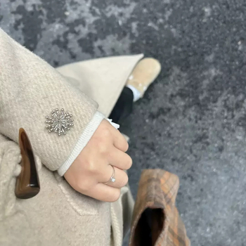 Brosa od mesinga s cvjetnim oblikom, elektroplatirano, unisex stil, lagani luksuz, dekorativni dodatak za odjeću ženama