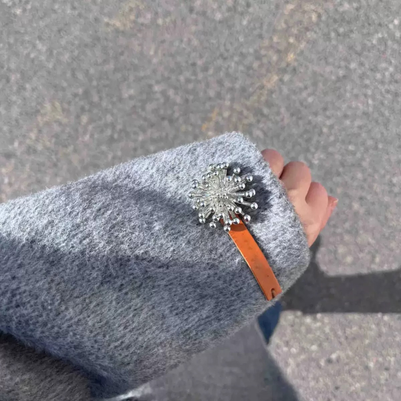 Brosa od mesinga s cvjetnim oblikom, elektroplatirano, unisex stil, lagani luksuz, dekorativni dodatak za odjeću ženama