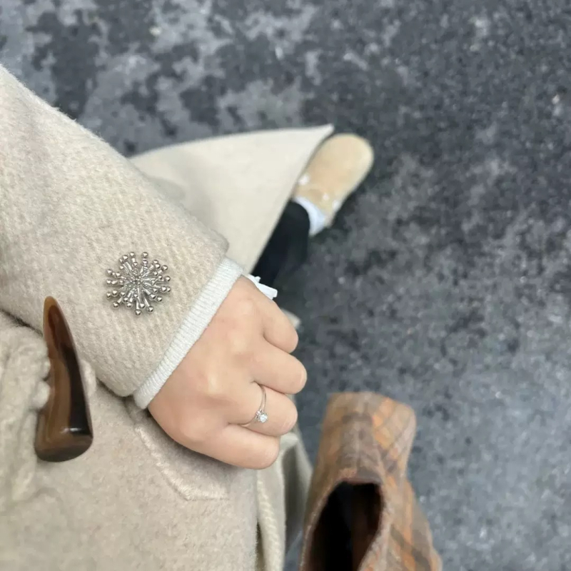 Brosa od mesinga s cvjetnim oblikom, elektroplatirano, unisex stil, lagani luksuz, dekorativni dodatak za odjeću ženama