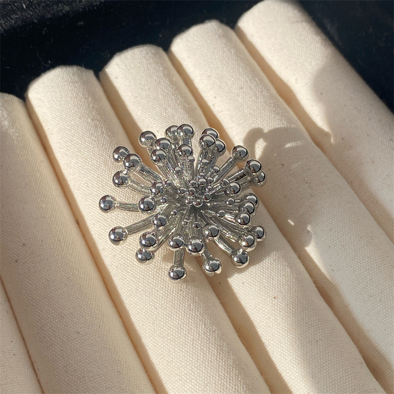 Brosa od mesinga s cvjetnim oblikom, elektroplatirano, unisex stil, lagani luksuz, dekorativni dodatak za odjeću ženama
