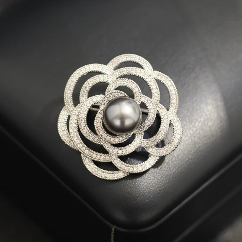 Broșă floare din alamă placată cu aur, zirconii micro-incrustați, placare electrolitică, pentru femei, accesoriu de modă, cadou, fixare, Lansare iarna 2025