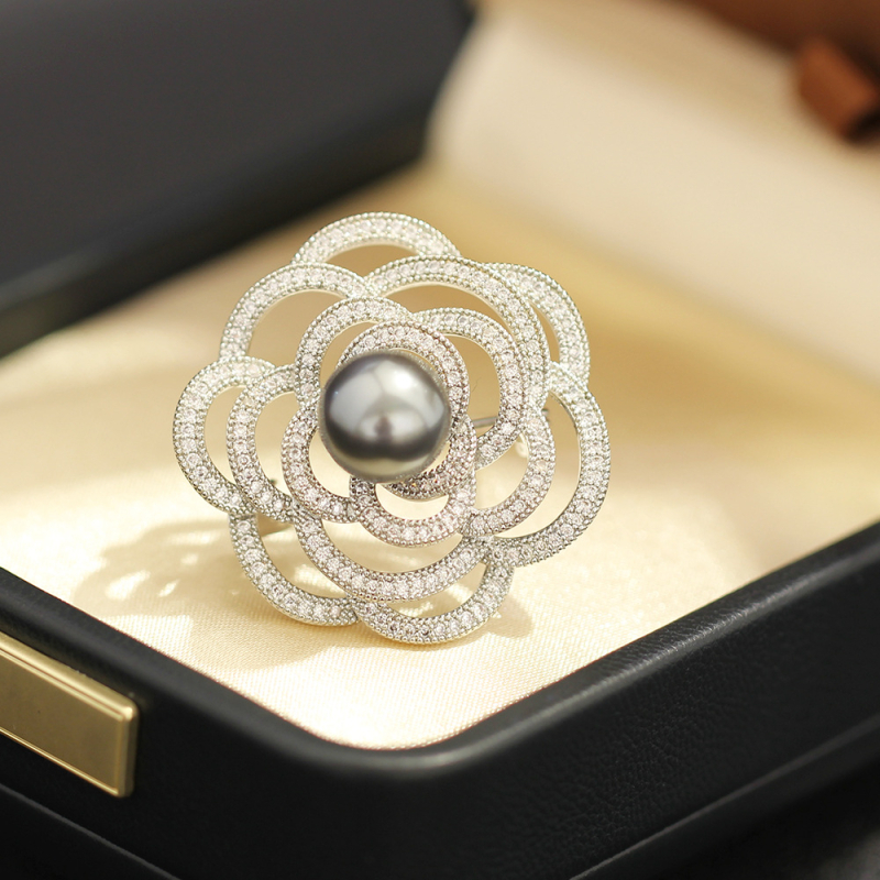 Broșă floare din alamă placată cu aur, zirconii micro-incrustați, placare electrolitică, pentru femei, accesoriu de modă, cadou, fixare, Lansare iarna 2025