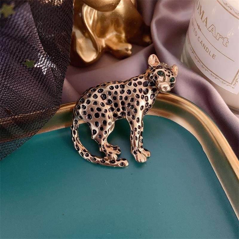 Brosa cu design leopard în ulei, material aliaj, placare cu aur, stil retro, unisex – accesoriu decorativ