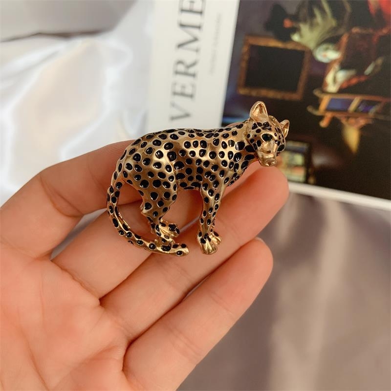 Brosa cu design leopard în ulei, material aliaj, placare cu aur, stil retro, unisex – accesoriu decorativ
