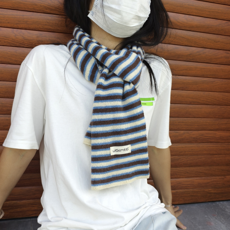 Fular cu patch‑work tri‑culori, stil Mori, design vintage; tricotat, cald pentru iarnă