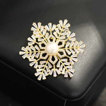 Broșă: bază din cupru placat cu aur, zircon în formă de fulg de zăpadă, formă geometrică, placare electrolitică