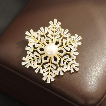 Broșă: bază din cupru placat cu aur, zircon în formă de fulg de zăpadă, formă geometrică, placare electrolitică