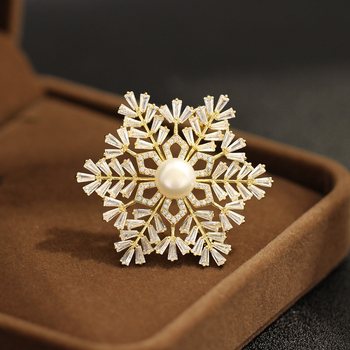 Broșă: bază din cupru placat cu aur, zircon în formă de fulg de zăpadă, formă geometrică, placare electrolitică