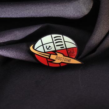 Broșă astronaut 1961 pentru rucsaci, haine și pantaloni — din fier, email, unisex, lansare iarna 2025