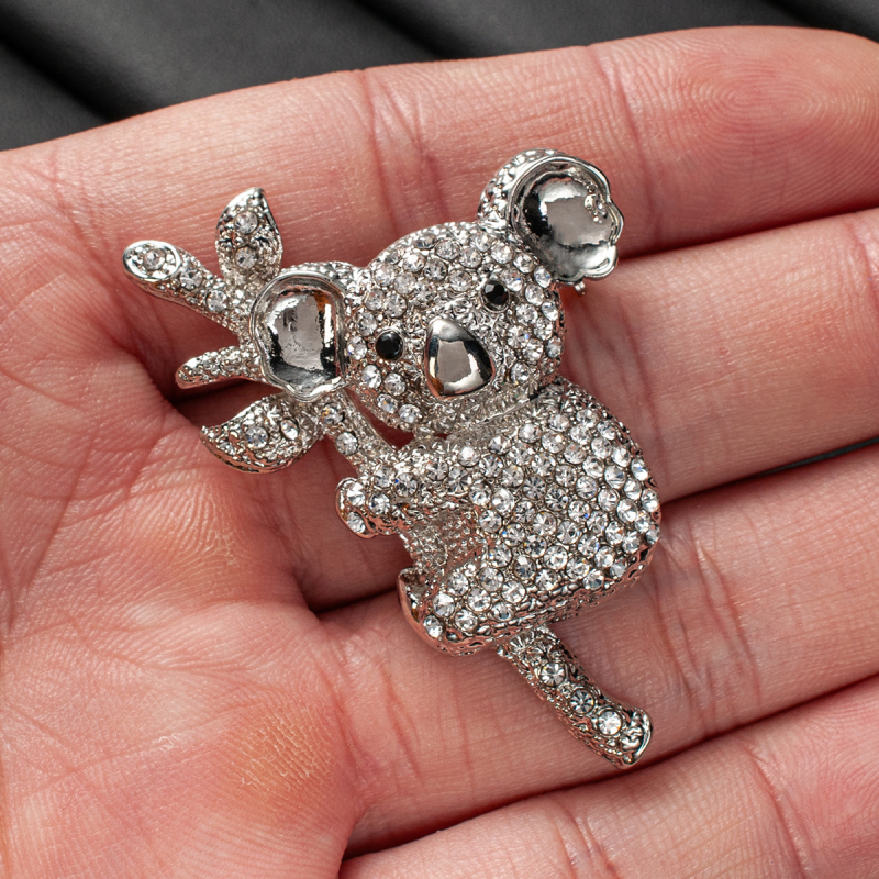 Koala broš, originalni dizajn, cinkova legura, oblik: životinja, završna obrada kapljice ulja, zimsko izdanje 2025, Butterfly Jewelry