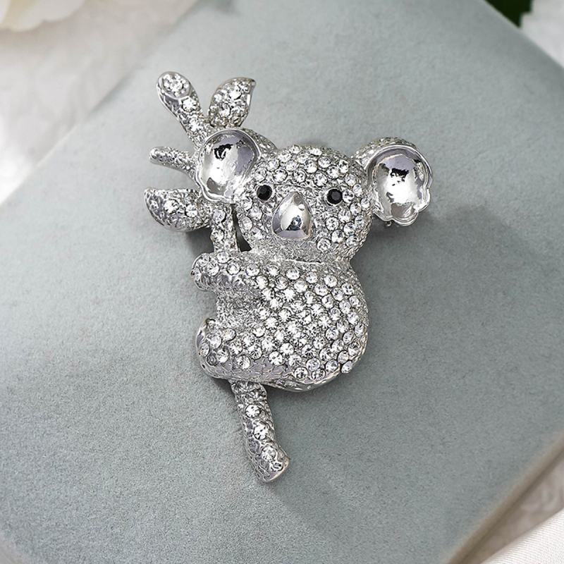 Koala broš, originalni dizajn, cinkova legura, oblik: životinja, završna obrada kapljice ulja, zimsko izdanje 2025, Butterfly Jewelry