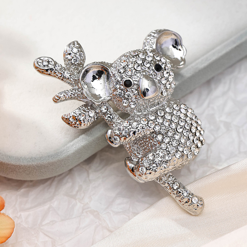 Koala broš, originalni dizajn, cinkova legura, oblik: životinja, završna obrada kapljice ulja, zimsko izdanje 2025, Butterfly Jewelry