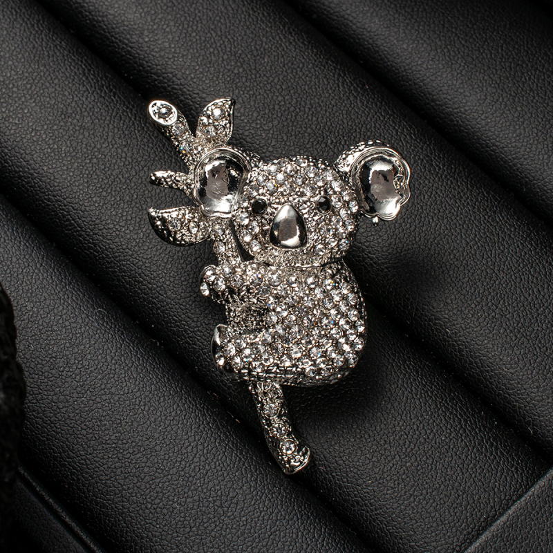 Koala broš, originalni dizajn, cinkova legura, oblik: životinja, završna obrada kapljice ulja, zimsko izdanje 2025, Butterfly Jewelry
