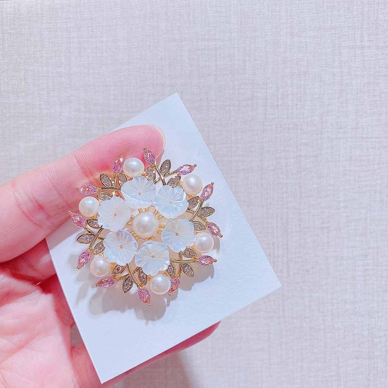 Брошка в корейски стил с геометричен меден дизайн и електроплатинация — декоративен дамски аксесоар (есен 2025)