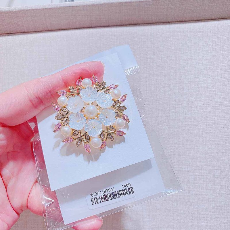 Брошка в корейски стил с геометричен меден дизайн и електроплатинация — декоративен дамски аксесоар (есен 2025)