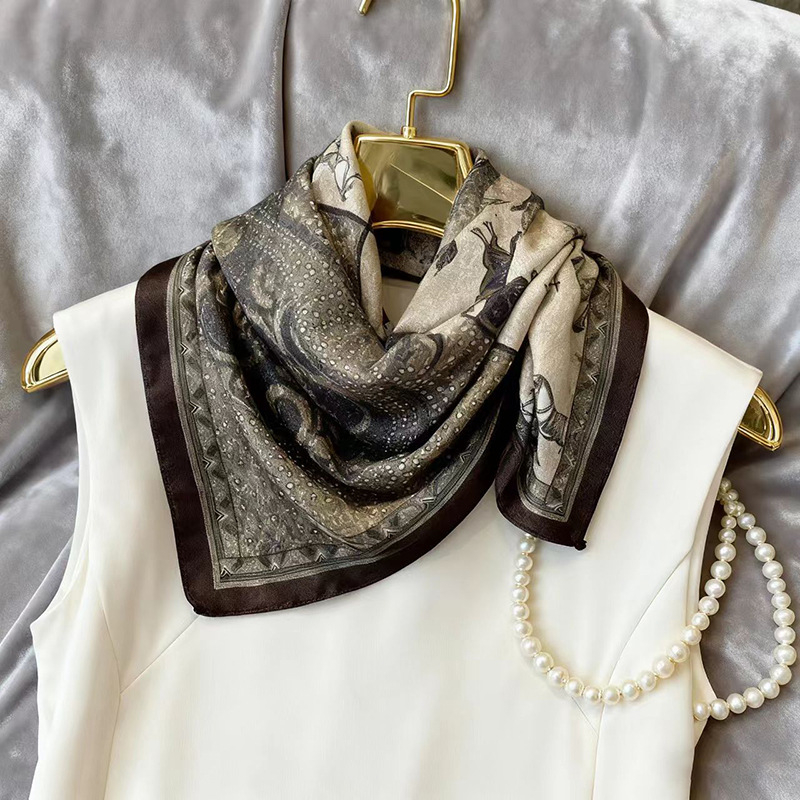 Есенен полиестерен шал с твил, конски принт, квадратен дизайн, модерен градски стил