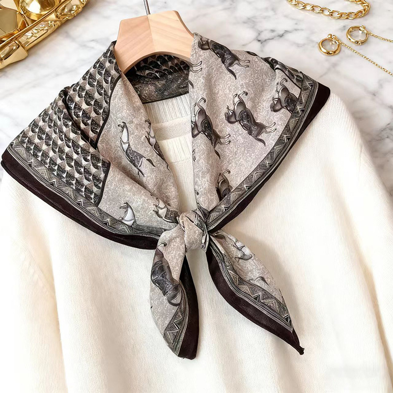 Есенен полиестерен шал с твил, конски принт, квадратен дизайн, модерен градски стил