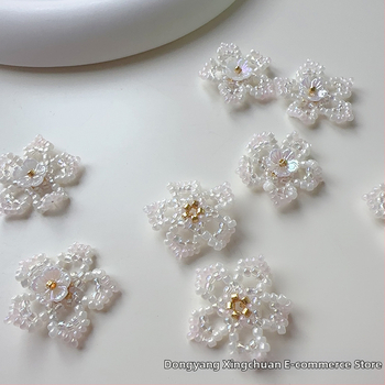 Broșă-clips florală din mărgele de sticlă, design fulg de zăpadă, croșetată manual, personalizabilă, ambalaj individual