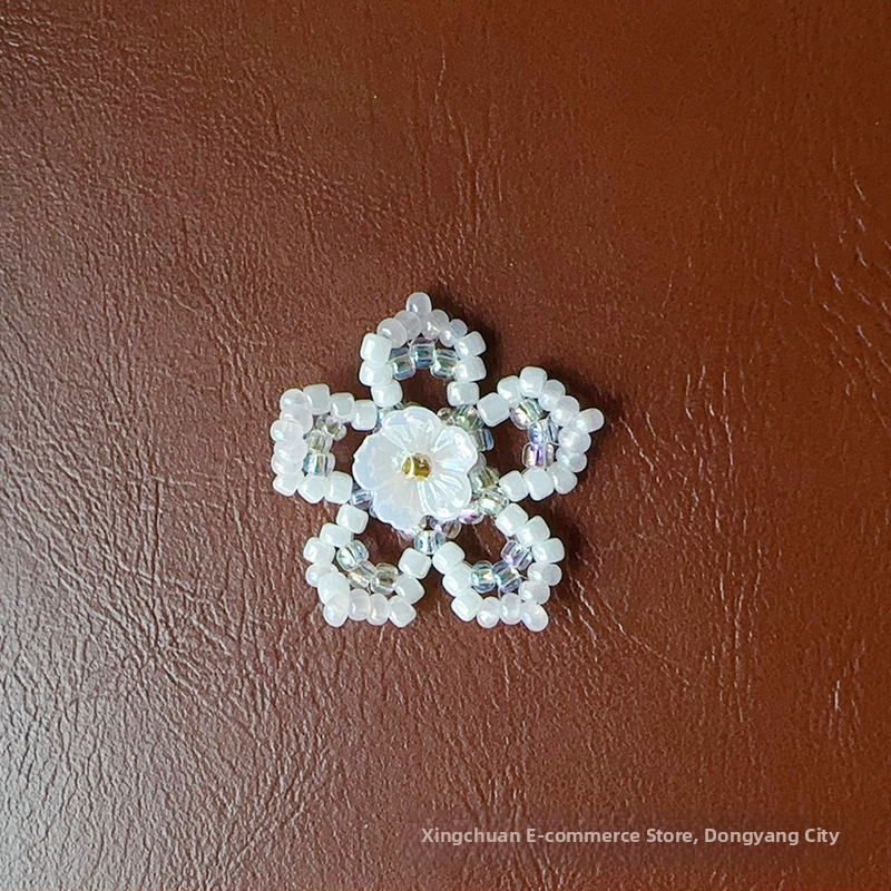 Broșă-clips florală din mărgele de sticlă, design fulg de zăpadă, croșetată manual, personalizabilă, ambalaj individual