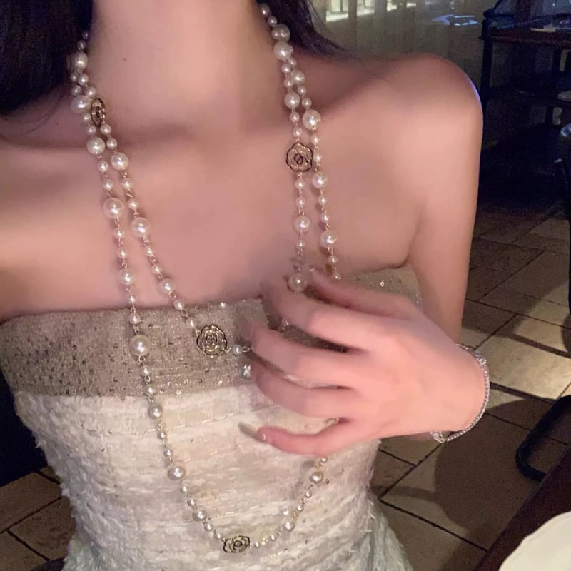 Μακρύ κολιέ για πουλόβερ με μοτίβο λουλουδιού, αλυσίδα με χάντρες, γυάλινα ένθετα και επένδυση από κράμα με τεχνητές πέτρες