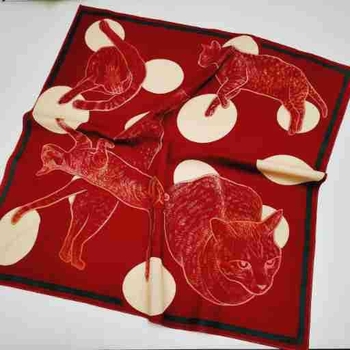 Medvilninė kvadratinė skara su katės atspaudu, dekoratyvinis aksesuaras, paprastas audimas (plain weave), tinkama visoms sezonoms