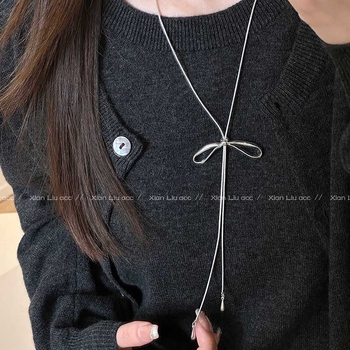 Μακριά αλυσίδα για πουλόβερ από τιτάνιο ατσάλι με μοτίβο εντόμου, πολυστρωματικός σχεδιασμός, μενταγιόν από κράμα και ενσωματωμένες ημιπολύτιμες πέτρες