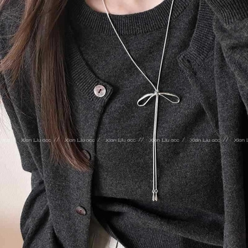 Μακριά αλυσίδα για πουλόβερ από τιτάνιο ατσάλι με μοτίβο εντόμου, πολυστρωματικός σχεδιασμός, μενταγιόν από κράμα και ενσωματωμένες ημιπολύτιμες πέτρες