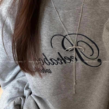 Μακριά αλυσίδα για πουλόβερ από τιτάνιο ατσάλι με μοτίβο εντόμου, πολυστρωματικός σχεδιασμός, μενταγιόν από κράμα και ενσωματωμένες ημιπολύτιμες πέτρες