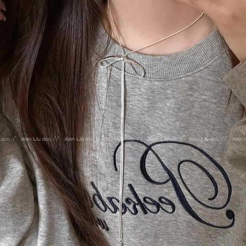 Μακριά αλυσίδα για πουλόβερ από τιτάνιο ατσάλι με μοτίβο εντόμου, πολυστρωματικός σχεδιασμός, μενταγιόν από κράμα και ενσωματωμένες ημιπολύτιμες πέτρες