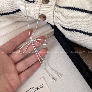 Μακριά αλυσίδα για πουλόβερ από τιτάνιο ατσάλι με μοτίβο εντόμου, πολυστρωματικός σχεδιασμός, μενταγιόν από κράμα και ενσωματωμένες ημιπολύτιμες πέτρες