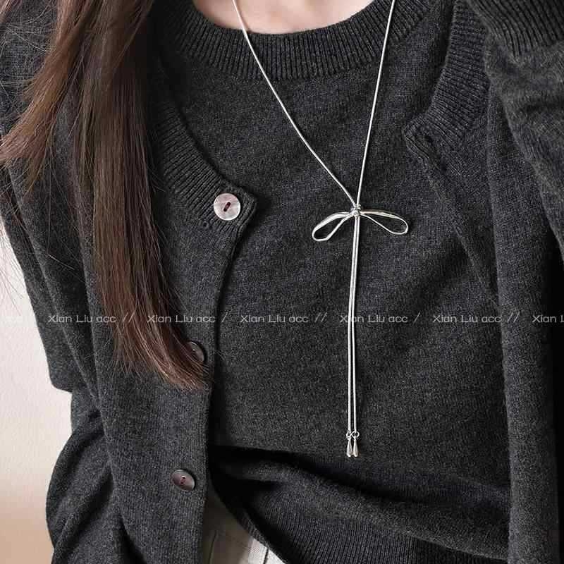 Μακριά αλυσίδα για πουλόβερ από τιτάνιο ατσάλι με μοτίβο εντόμου, πολυστρωματικός σχεδιασμός, μενταγιόν από κράμα και ενσωματωμένες ημιπολύτιμες πέτρες