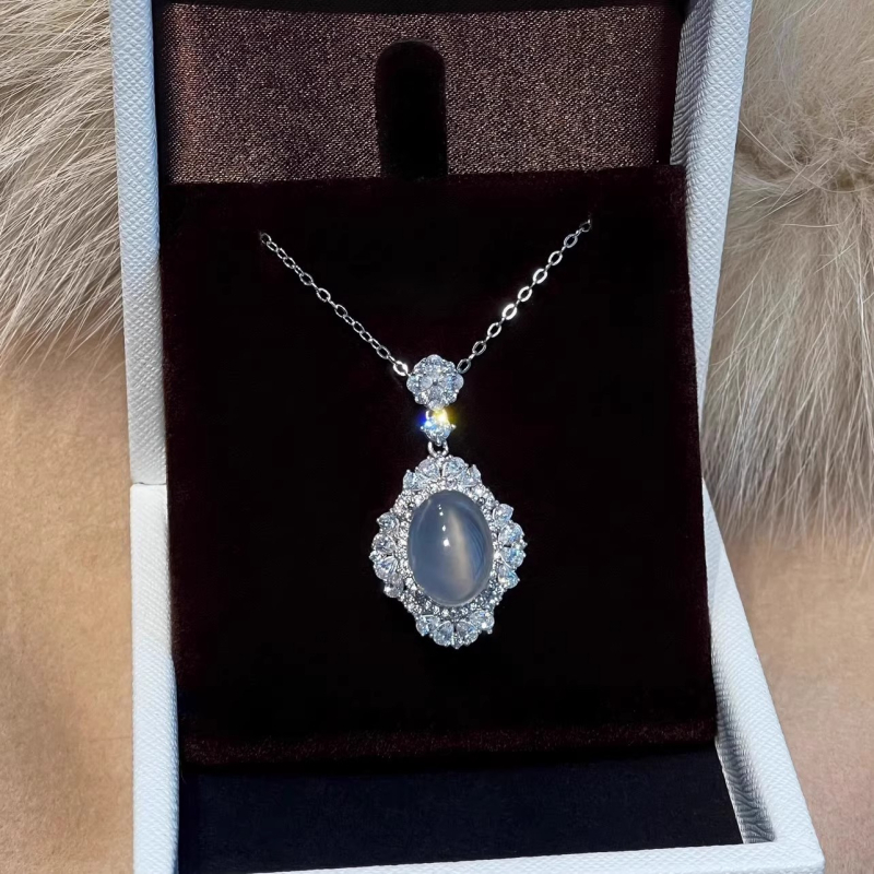 Ogrlica od srebra 925 u kineskom stilu s ovalnom chalcedonskom ugradnjom, križni lanac, oblici: cvijet i romb, duljina 41–50 cm, srednjovjekovni retro dizajn