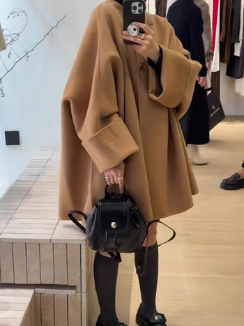 Ženski vuneni kaput s opuštenim kapuš siluetu, dvostruko ručno izrađeno, srednje duljine, ovratnik U oblika, dugi rukavi