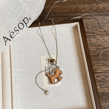 Огърлица с дървени мъниста и висулка конче-люлеещо се, дървен материал, редовна верижка, еднослойна, регулируема дължина 51–60 см