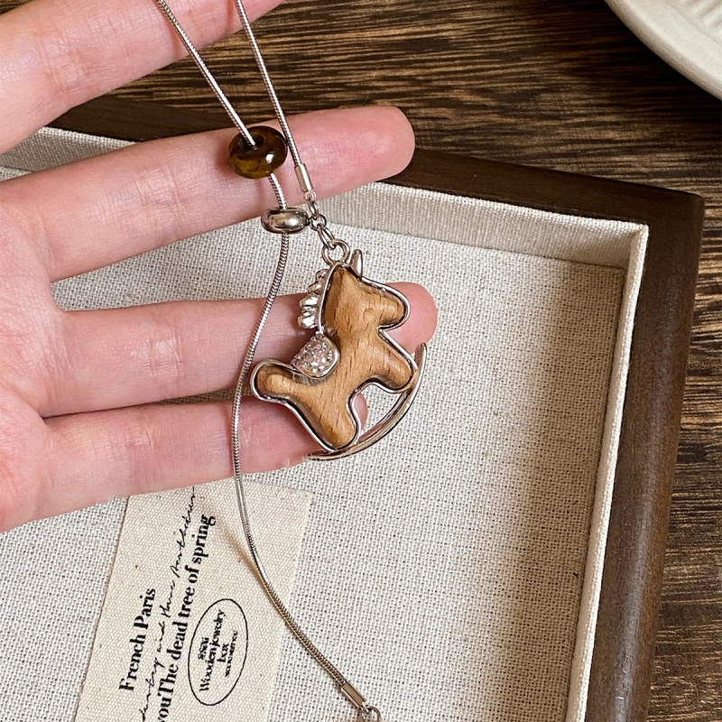 Огърлица с дървени мъниста и висулка конче-люлеещо се, дървен материал, редовна верижка, еднослойна, регулируема дължина 51–60 см