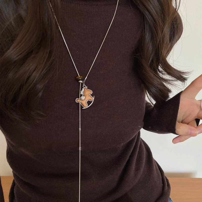 Огърлица с дървени мъниста и висулка конче-люлеещо се, дървен материал, редовна верижка, еднослойна, регулируема дължина 51–60 см