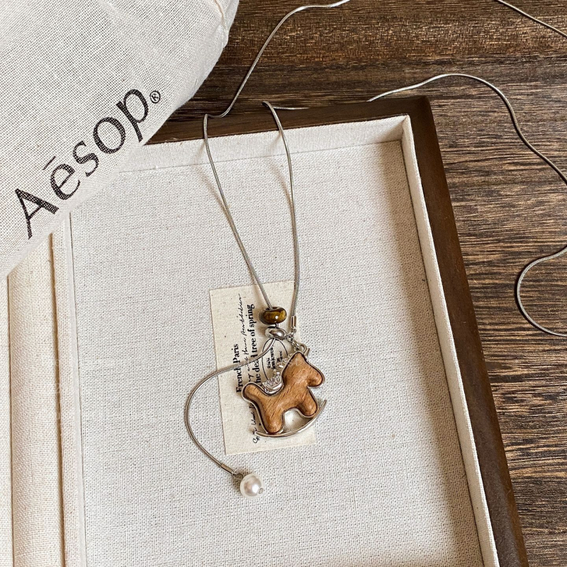 Огърлица с дървени мъниста и висулка конче-люлеещо се, дървен материал, редовна верижка, еднослойна, регулируема дължина 51–60 см