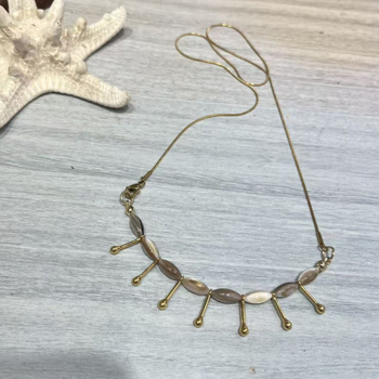 Винтидж огърлица с дървена мънистена верига, висулка във форма на лист от сплав