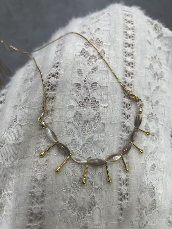 Винтидж огърлица с дървена мънистена верига, висулка във форма на лист от сплав