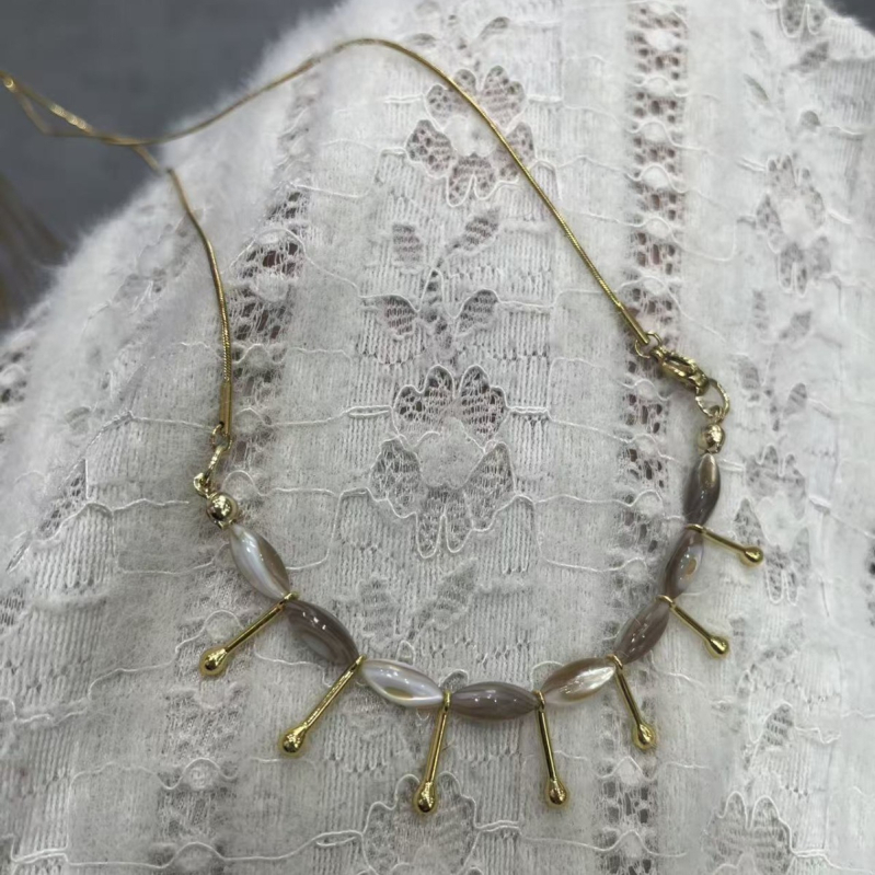 Винтидж огърлица с дървена мънистена верига, висулка във форма на лист от сплав