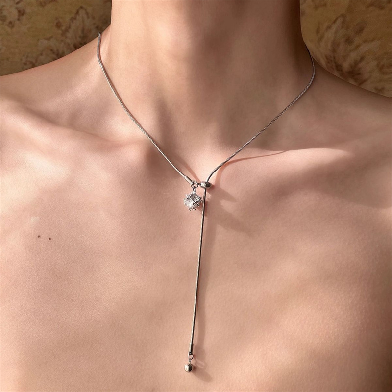 Dugački podesivi ogrlica s hadjim kostima; Materijal: mesing + elektroplatinirana bijela čeli; Obrada: elektroplatiranje; Stil: jednostavan; Unisex