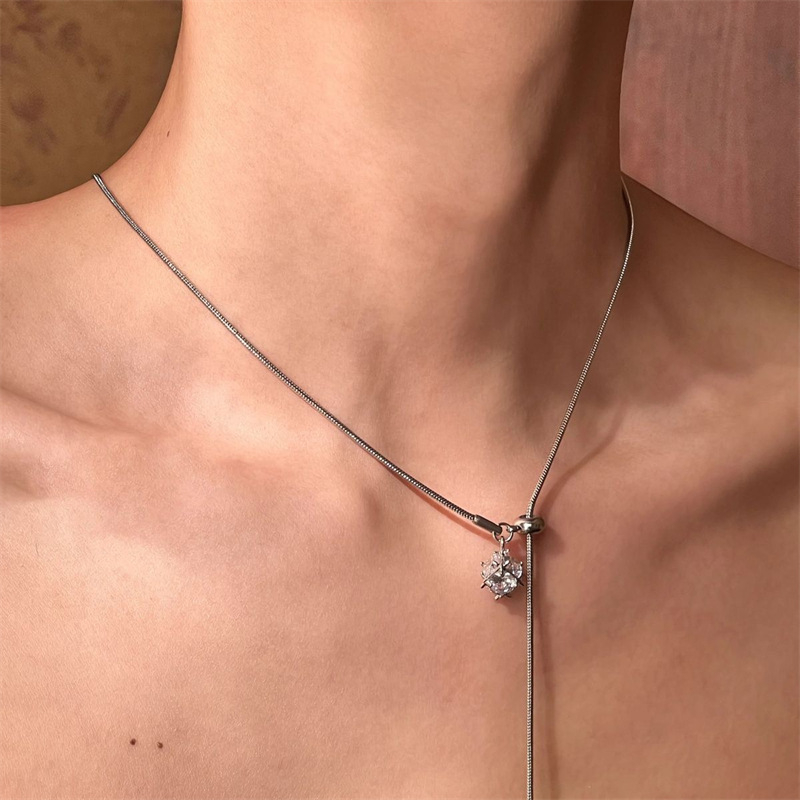 Dugački podesivi ogrlica s hadjim kostima; Materijal: mesing + elektroplatinirana bijela čeli; Obrada: elektroplatiranje; Stil: jednostavan; Unisex