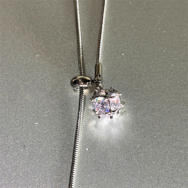 Dugački podesivi ogrlica s hadjim kostima; Materijal: mesing + elektroplatinirana bijela čeli; Obrada: elektroplatiranje; Stil: jednostavan; Unisex