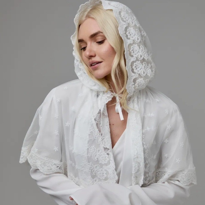 Csipkés hímzett palást fátyollal a fejhez, poliészter, pont mintás minta, kapucnival, retro stílus