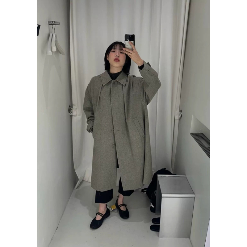 Sieviešu vilnas mētelis garš, bez apkakles, Amo*Ento siluets korejiskā stilā, 95% vilna un vairāk, vidēja biezuma, regulāra piegriezne, vienas pogas aizdare, rudens 2025 kolekcija