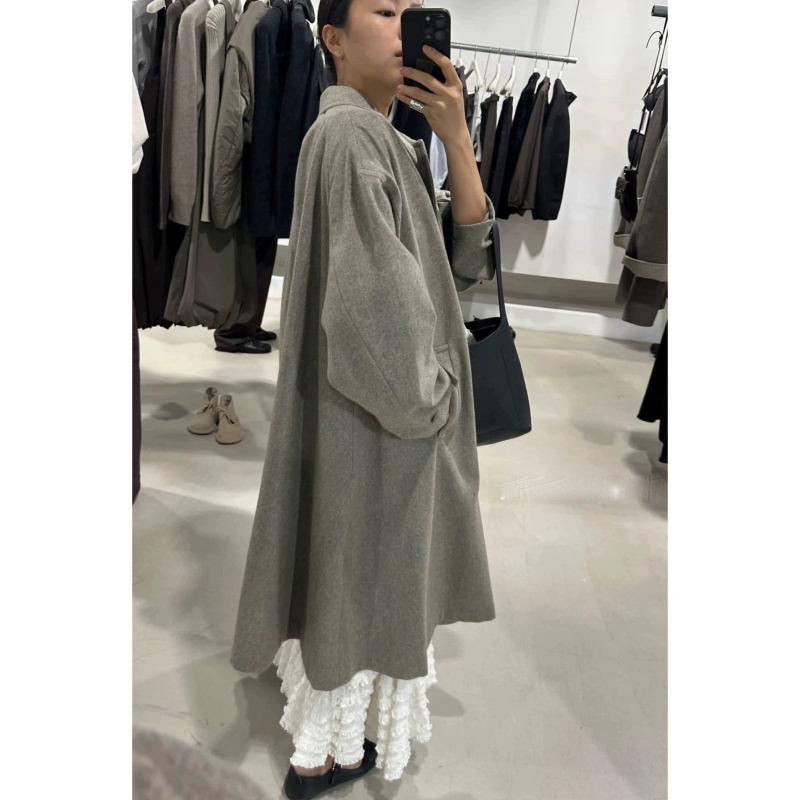 Sieviešu vilnas mētelis garš, bez apkakles, Amo*Ento siluets korejiskā stilā, 95% vilna un vairāk, vidēja biezuma, regulāra piegriezne, vienas pogas aizdare, rudens 2025 kolekcija