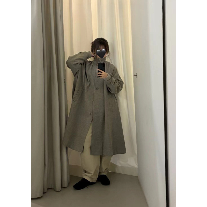 Sieviešu vilnas mētelis garš, bez apkakles, Amo*Ento siluets korejiskā stilā, 95% vilna un vairāk, vidēja biezuma, regulāra piegriezne, vienas pogas aizdare, rudens 2025 kolekcija