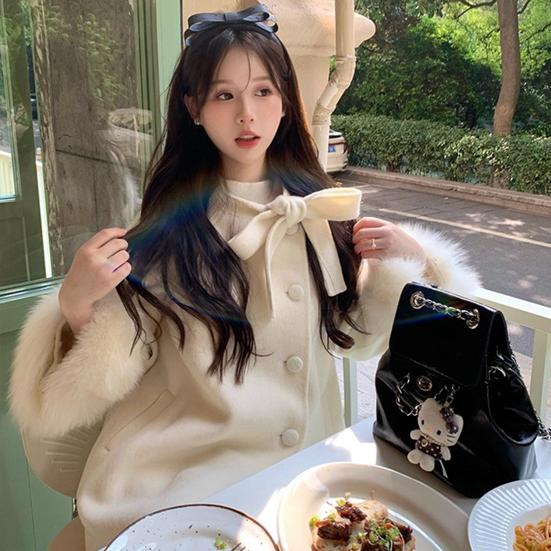 Sieviešu vilnas mētelis ar CAPE un mezglu - patchwork detaļa, vidēja garuma, brīvs piegriezums, pusatvērts apkaklis, garas piedurknes