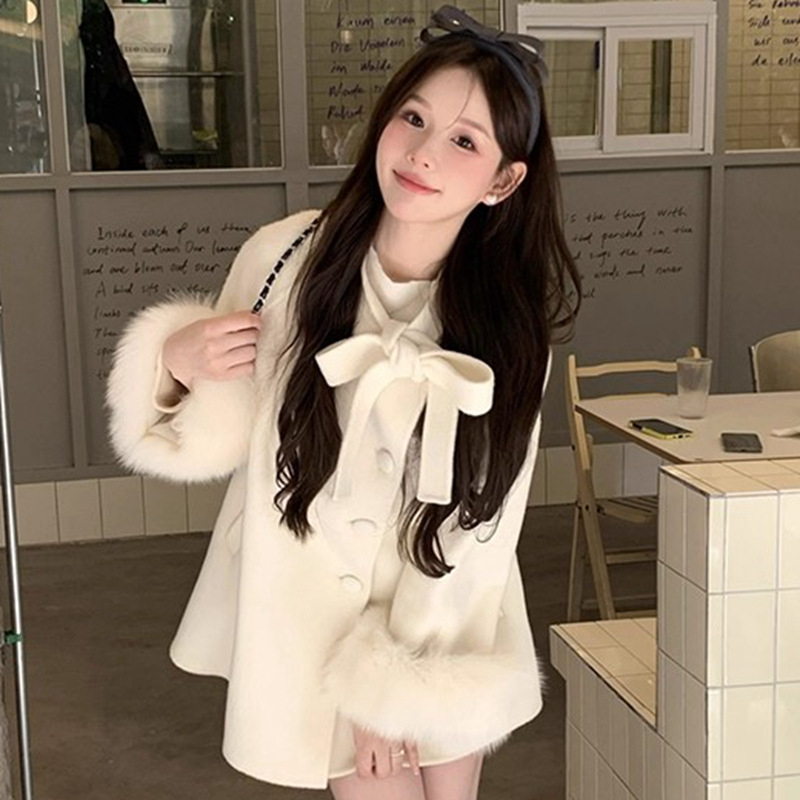 Sieviešu vilnas mētelis ar CAPE un mezglu - patchwork detaļa, vidēja garuma, brīvs piegriezums, pusatvērts apkaklis, garas piedurknes